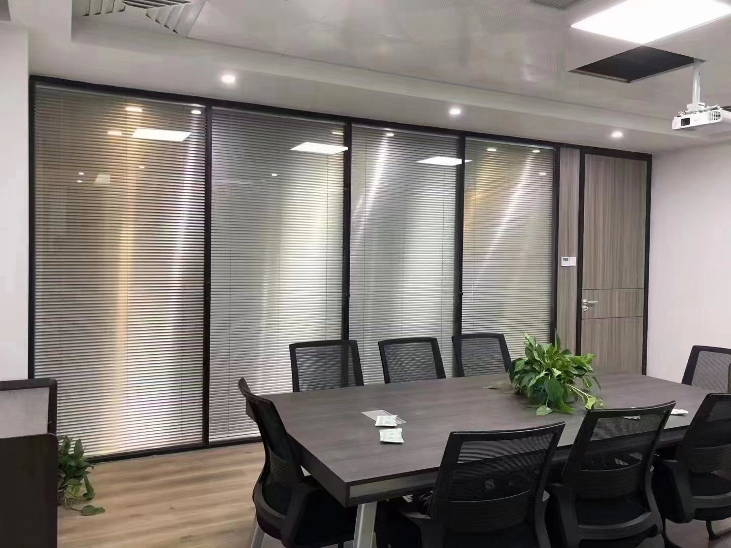 百葉隔斷工程現(xiàn)場實拍圖